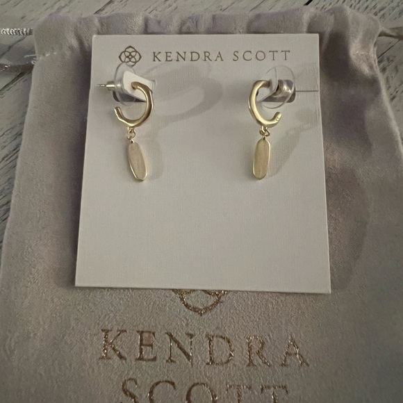 Kendra Scott Fern Huggie earrings New - Picture 5 of 6